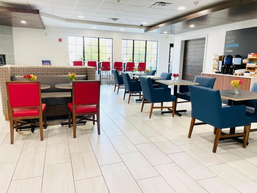 Holiday Inn Express Hotel & Suites Grand Island By Ihg Exterior foto